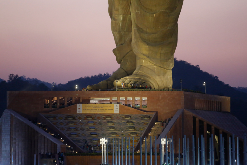 Illustration for article titled La estatua más grande del mundo está en la India, y es tan descomunal que se ve desde el espacio